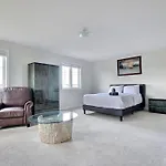 Luxury Home Mins From Waterfall Next To Transit