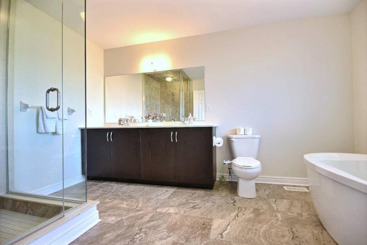 Holiday home Luxury Mins From Waterfall Next To Transit Niagara Falls