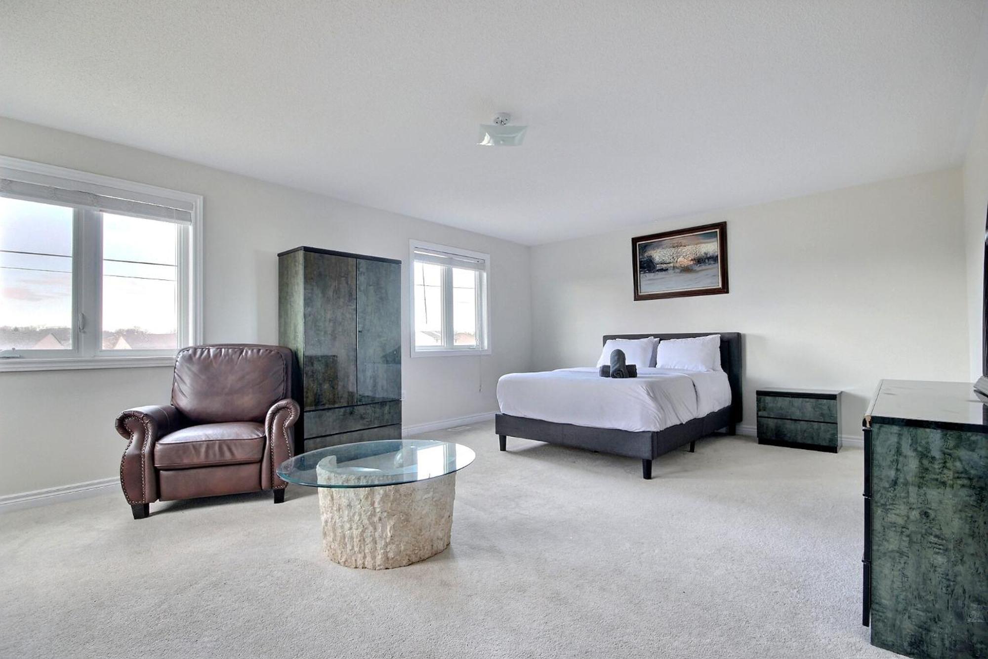 Luxury Mins From Waterfall Next To Transit * Niagara Falls