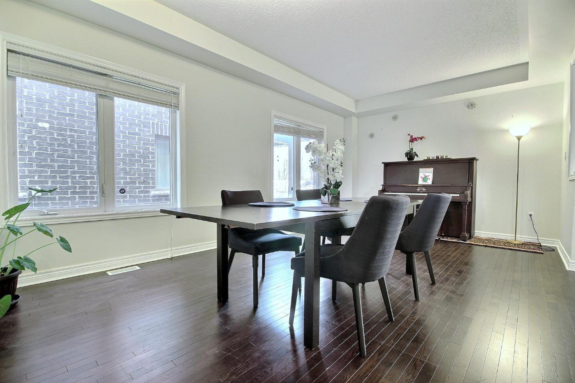 Holiday home Luxury Mins From Waterfall Next To Transit Niagara Falls