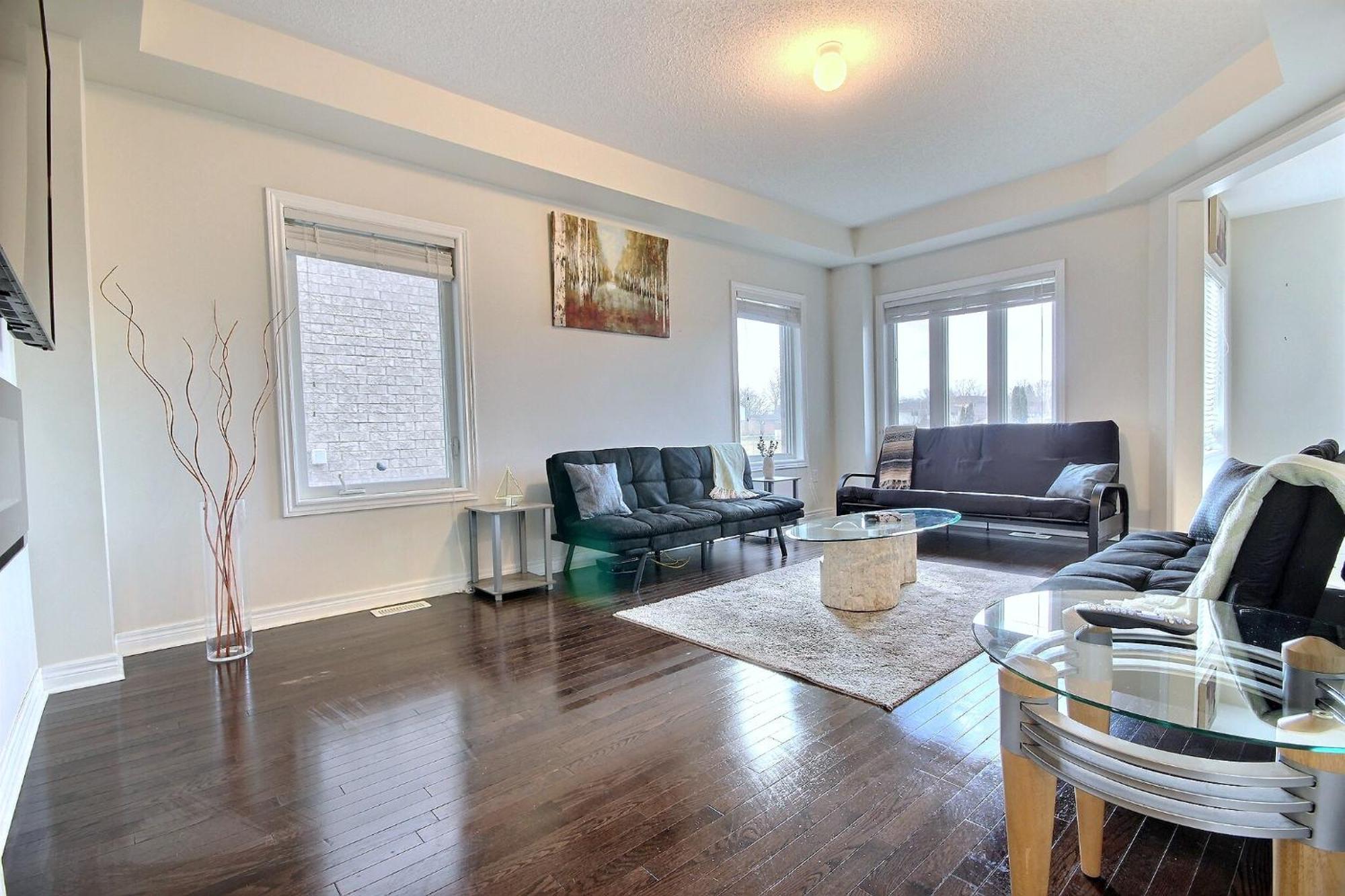Luxury Mins From Waterfall Next To Transit Holiday home Niagara Falls