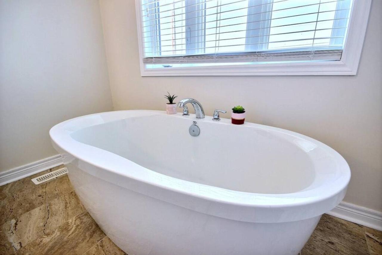 Luxury Mins From Waterfall Next To Transit * Niagara Falls