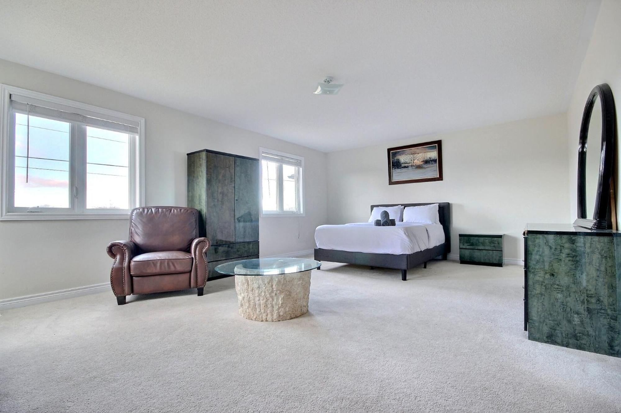 Luxury Mins From Waterfall Next To Transit Holiday home